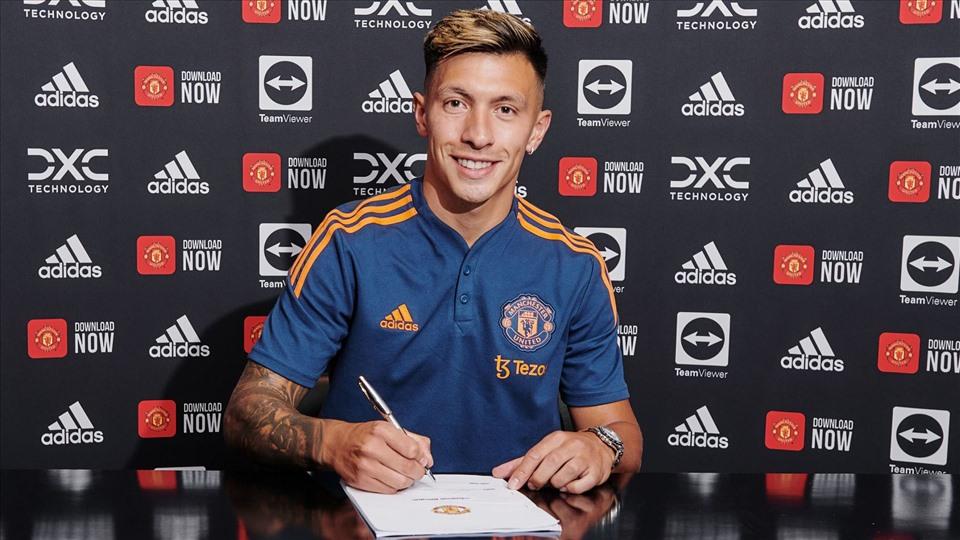 Lisandro Martinez trong buổi ký hợp đồng chính thức. Ảnh: Manchester United.