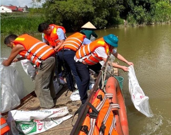 Lào Cai: Thả hơn 30 nghìn con cá giống tái tạo nguồn lợi thủy sản - Ảnh 2.