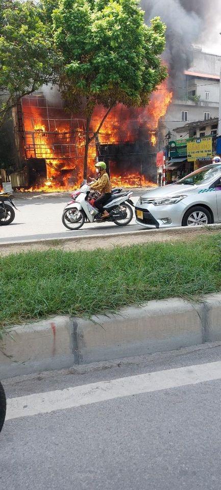 Lửa ngùn ngụt bao trùm cửa hàng điện thoại tại ngã ba Hồ Tùng Mậu - Trần Bình - 3