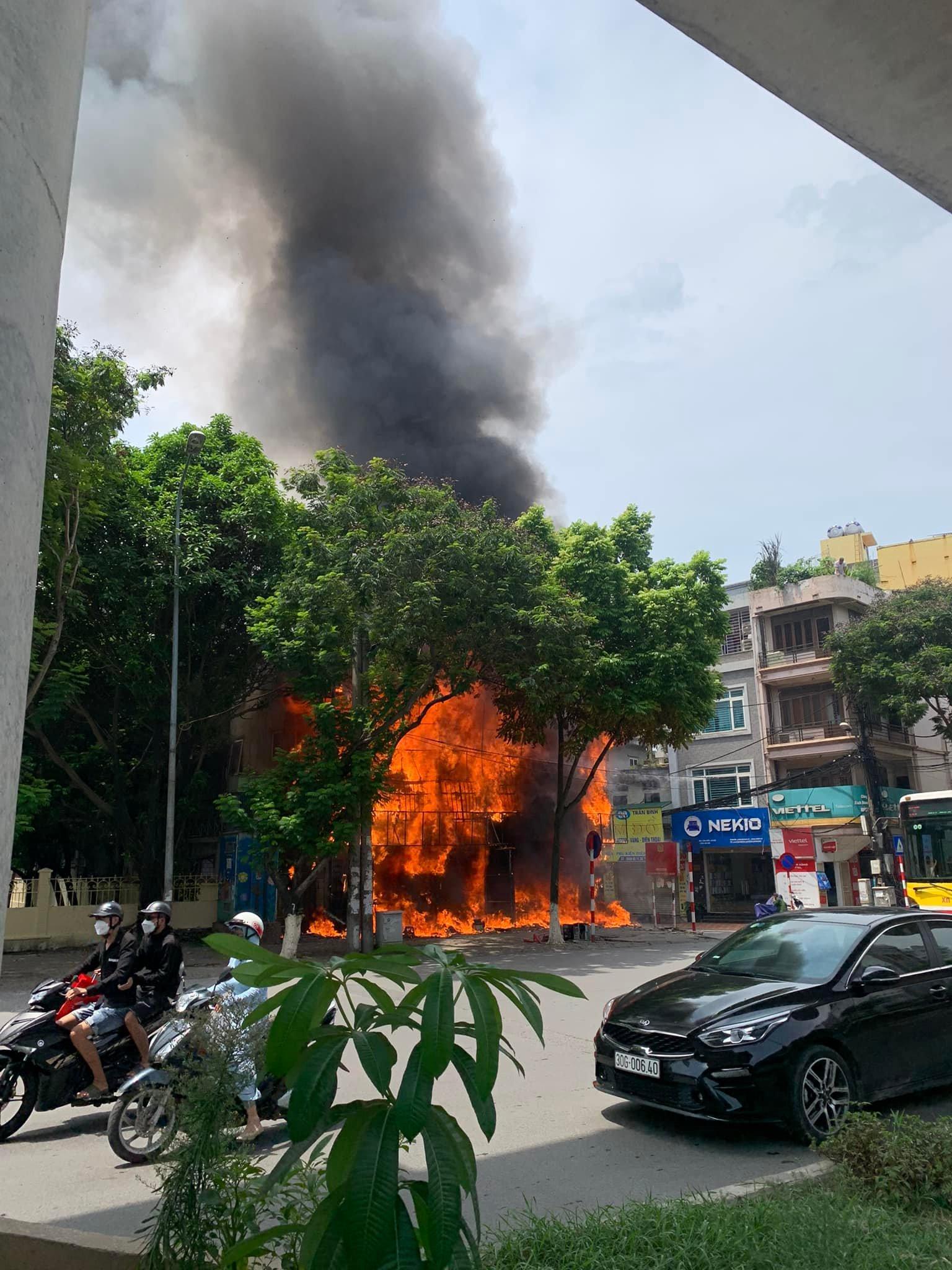 Lửa ngùn ngụt bao trùm cửa hàng điện thoại tại ngã ba Hồ Tùng Mậu - Trần Bình