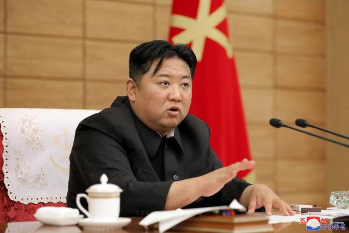 Lãnh đạo Kim Jong-un tuyên bố chiến thắng đại dịch. Ảnh: Reuters.