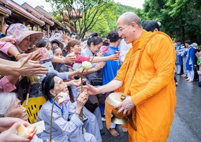 TP Uông Bí lên tiếng việc cúng dường gây phản cảm tại chùa Ba Vàng - Ảnh 1.