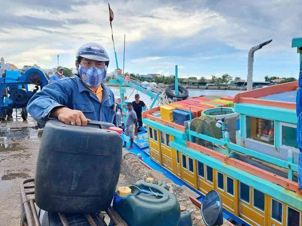 Ngư dân tất tả mang từng can mua dầu để ra khơi, cây xăng lắc đầu báo đứt hàng - Ảnh 5.