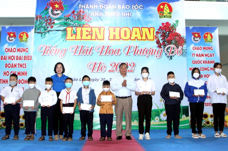 Trao học bổng cho học sinh có hoàn cảnh khó khăn