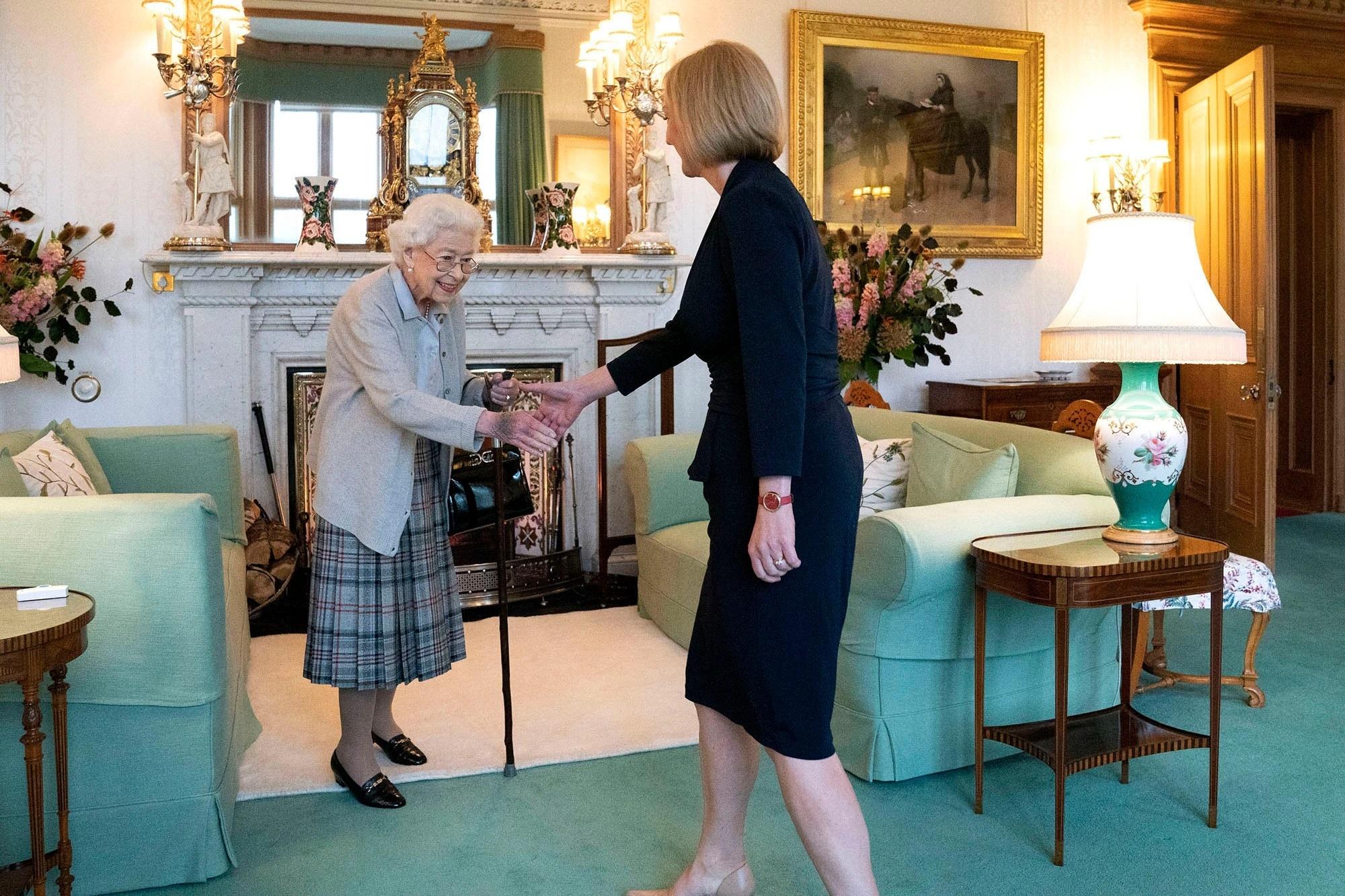 Tân Thủ tướng Anh Liz Truss diện kiến Nữ hoàng Elizabeth II tại Balmoral (Scotland) ngày 6/9. Ảnh: Jane Barlow/AP.