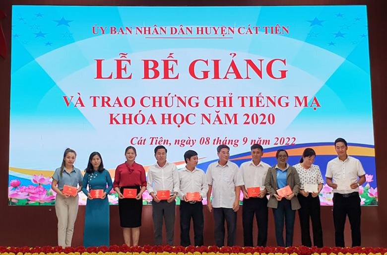 Ban tổ chức lớp học trao chứng chỉ cho các học viên