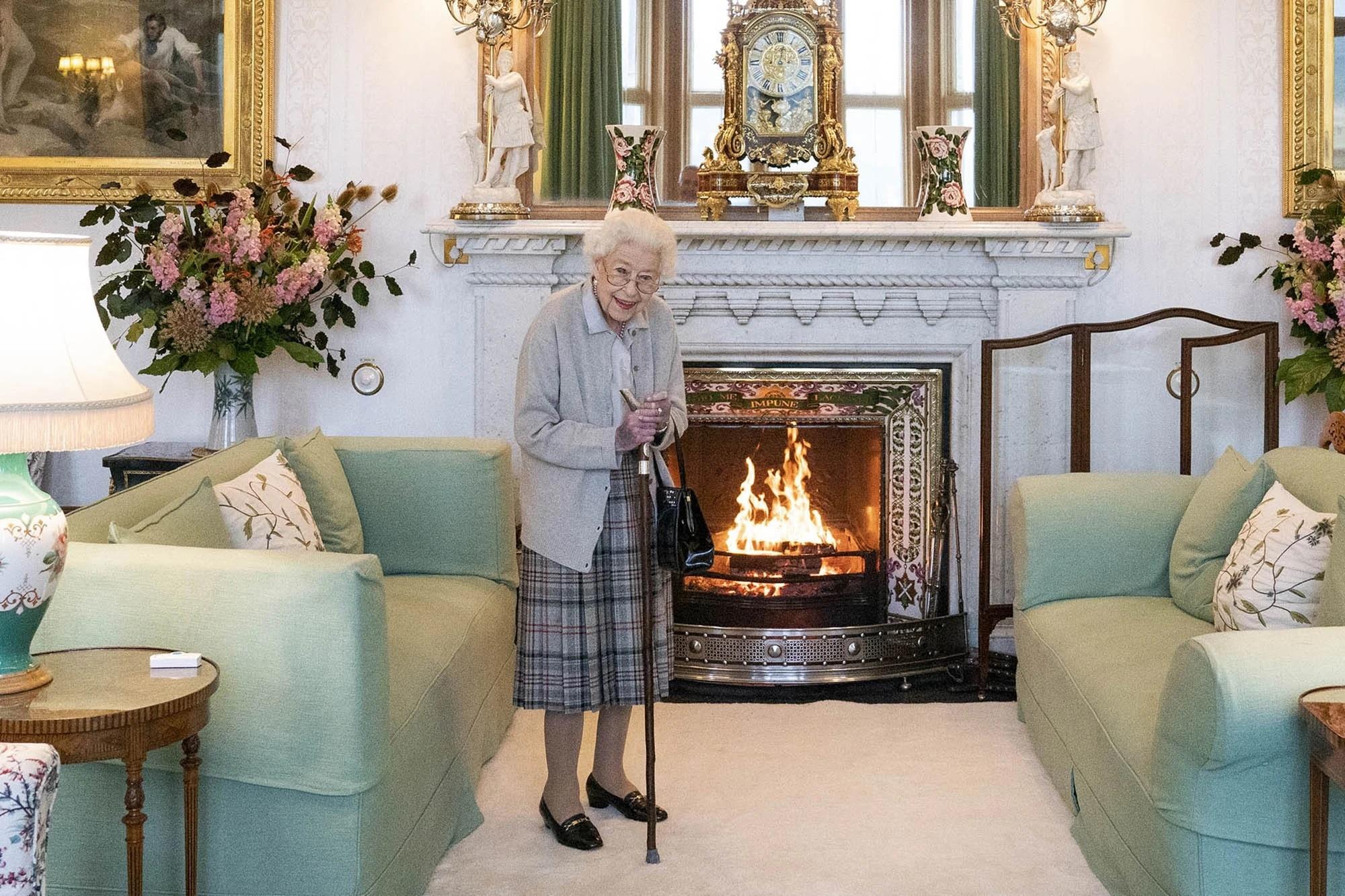 Nữ hoàng Elizabeth II đợi trong phòng khách của Lâu đài Balmoral trước khi tiếp lãnh đạo đảng Bảo thủ mới đắc cử Liz Truss ngày 6/9. Ảnh:WPA Pool/Getty.