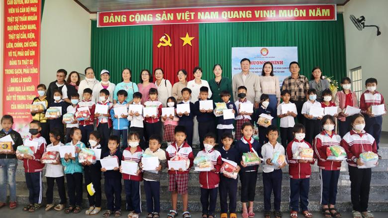 Ông Đỗ Hoàng Tuấn – Chủ tịch Hội Khuyến học tỉnh cùng nhà tài trợ, lãnh đạo Phòng Giáo dục Đào tạo huyện Đức Trọng trao quà cho các em