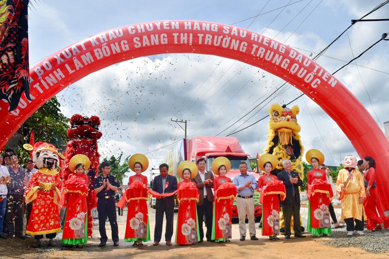 Cắt băng khai trương chuyến hàng sầu riêng đầu tiên của tỉnh Lâm Đồng xuất khẩu chính ngạch sang Trung Quốc