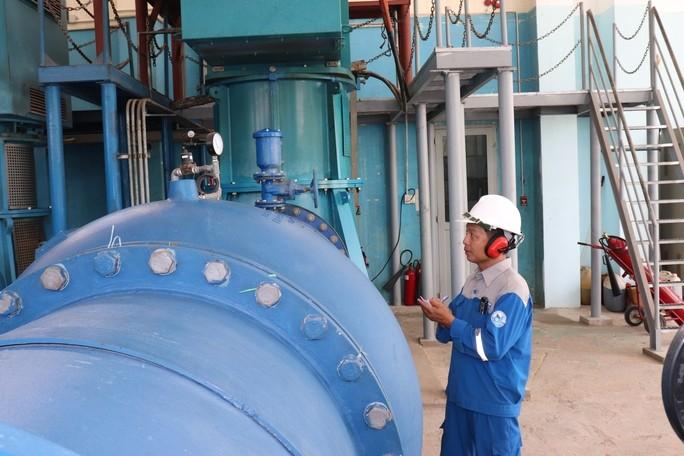 Công nhân Nhà máy nước Tân Hiệp kiểm tra độ rung tại trạm bơm nước thô.