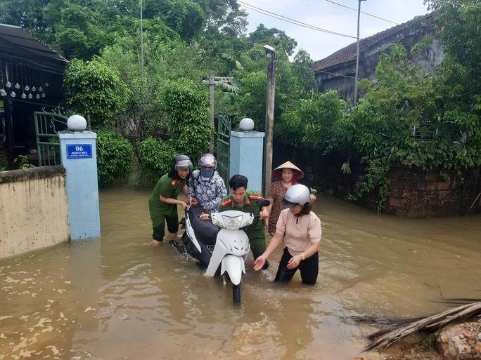 Lực lượng chức năng Nghệ An di dời tài sản của người dân lên cao.