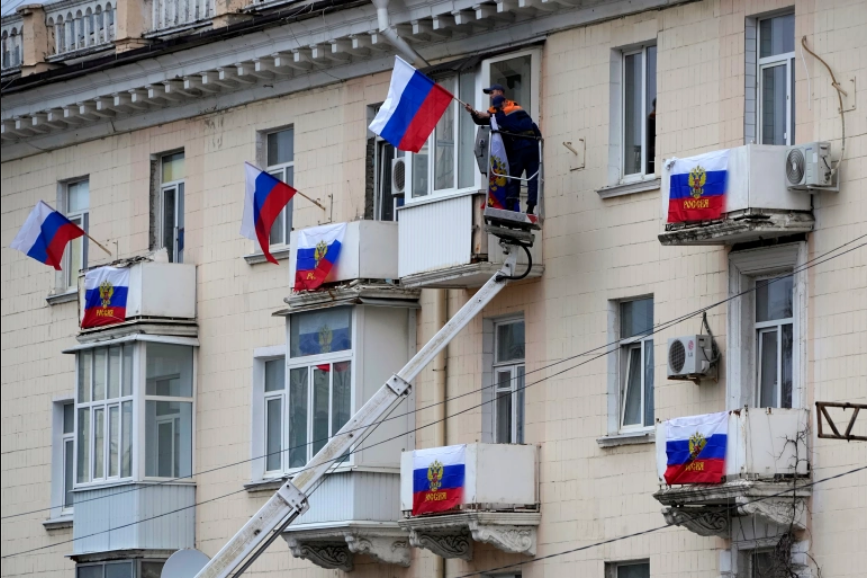 Cờ Nga được treo tại một tòa nhà chung cư ở Luhansk, thuộc cộng hòa tự xưng Luhansk (LPR), khi Điện Kremlin chuẩn bị công nhận LPR là một phần của Liên bang Nga vào ngày 30/9/2022. Ảnh: Al Jazeera.