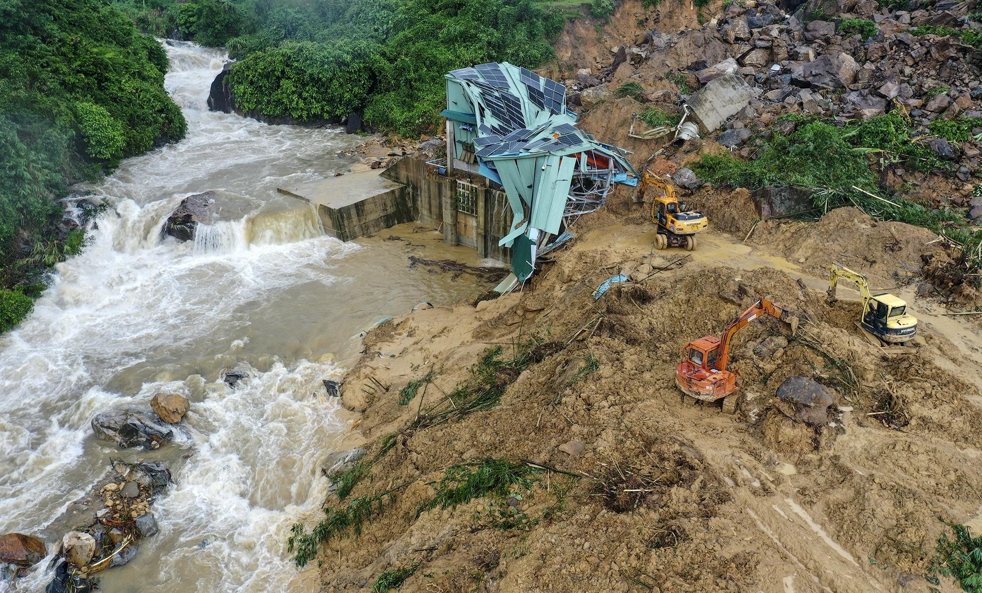 Mưa lớn gây sạt lở ở vùi lấp Nhà máy Thủy điện Kà Tinh, xã Trà Lâm, huyện Trà Bồng, tỉnh Quảng Ngãi). Ảnh: Minh Hoàng.