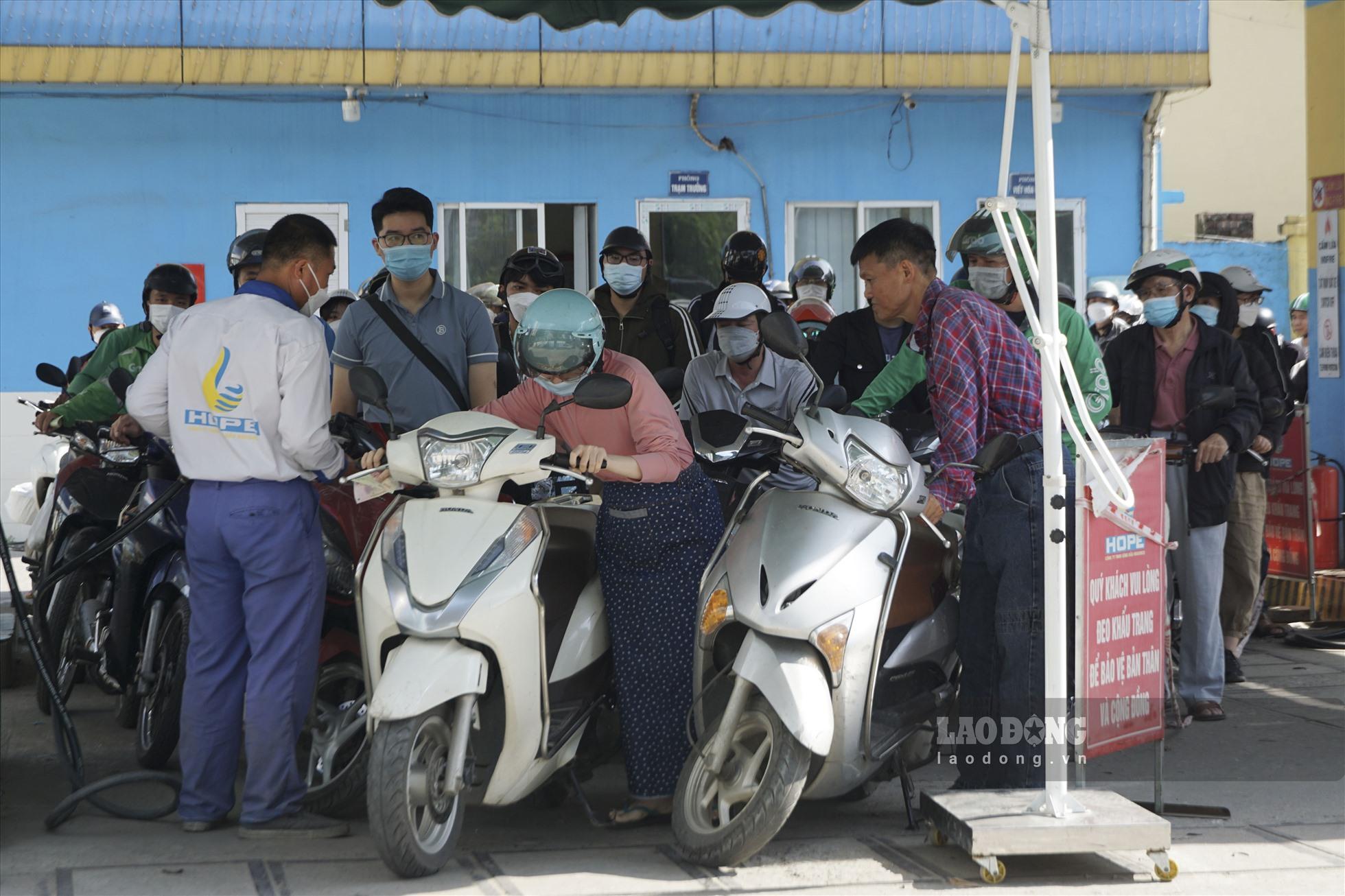 Cụ thể, tại cây xăng Hope, số 4 Dương Đình Nghệ (Yên Hoà, Cầu Giấy), thuộc chi nhánh của Công ty CPTM Tổng hợp Việt Hà tại Hà Nội - CTy TNHH xăng dầu Housinco, chỉ có duy nhất 2/6 trụ bơm xăng cung cấp dịch vụ cho người dân. Trong đó, một trụ bơm dành cho xe máy, và một trụ bơm dành cho ôtô.