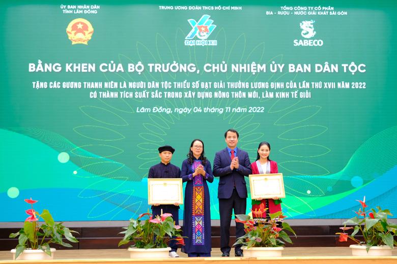 Trao Bằng khen của Bộ trưởng, Chủ nhiệm Ủy ban Dân tộc cho 2 thanh niên là người dân tộc thiểu số