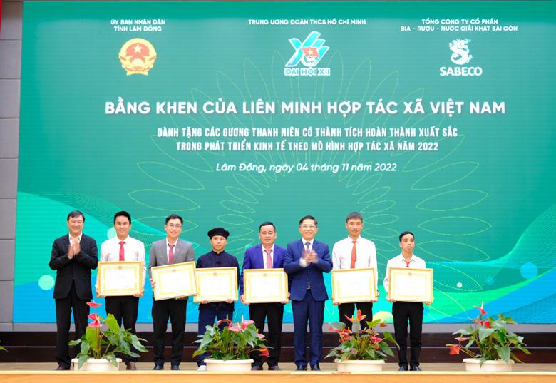 Trao Bằng khen của Liên minh Hợp tác xã Việt Nam cho 6 cá nhân là thanh niên có thành tích hoàn thành xuất sắc trong phát triển kinh tế theo mô hình hợp tác xã năm 2022