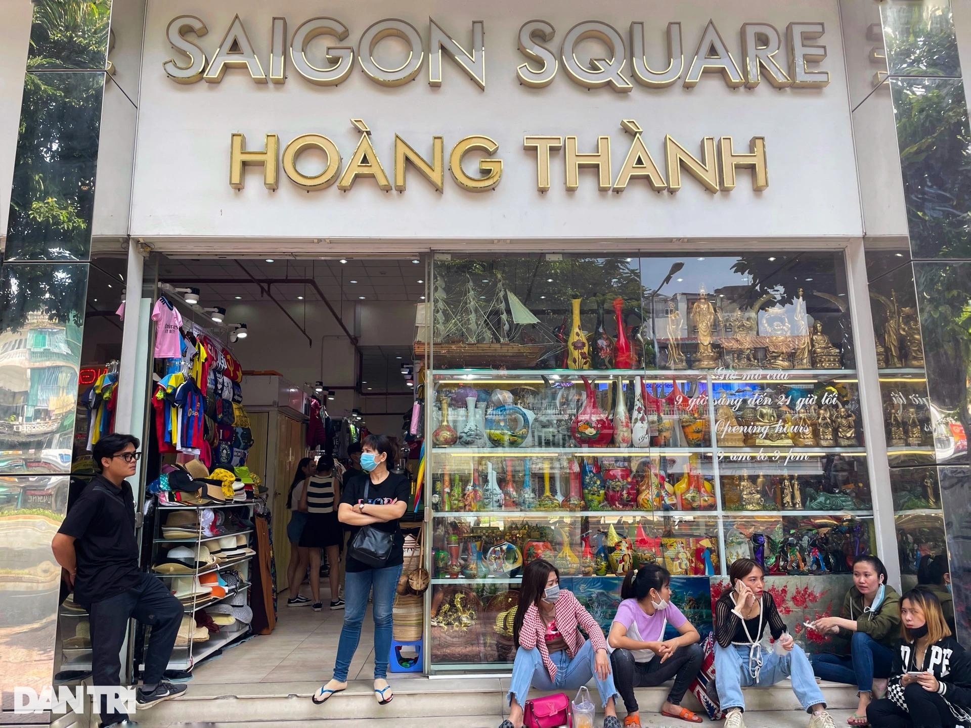 Sau 1 tuần kiểm tra, nhiều gian hàng ở Saigon Square vẫn cửa đóng then cài khiến du khách bất ngờ - 2