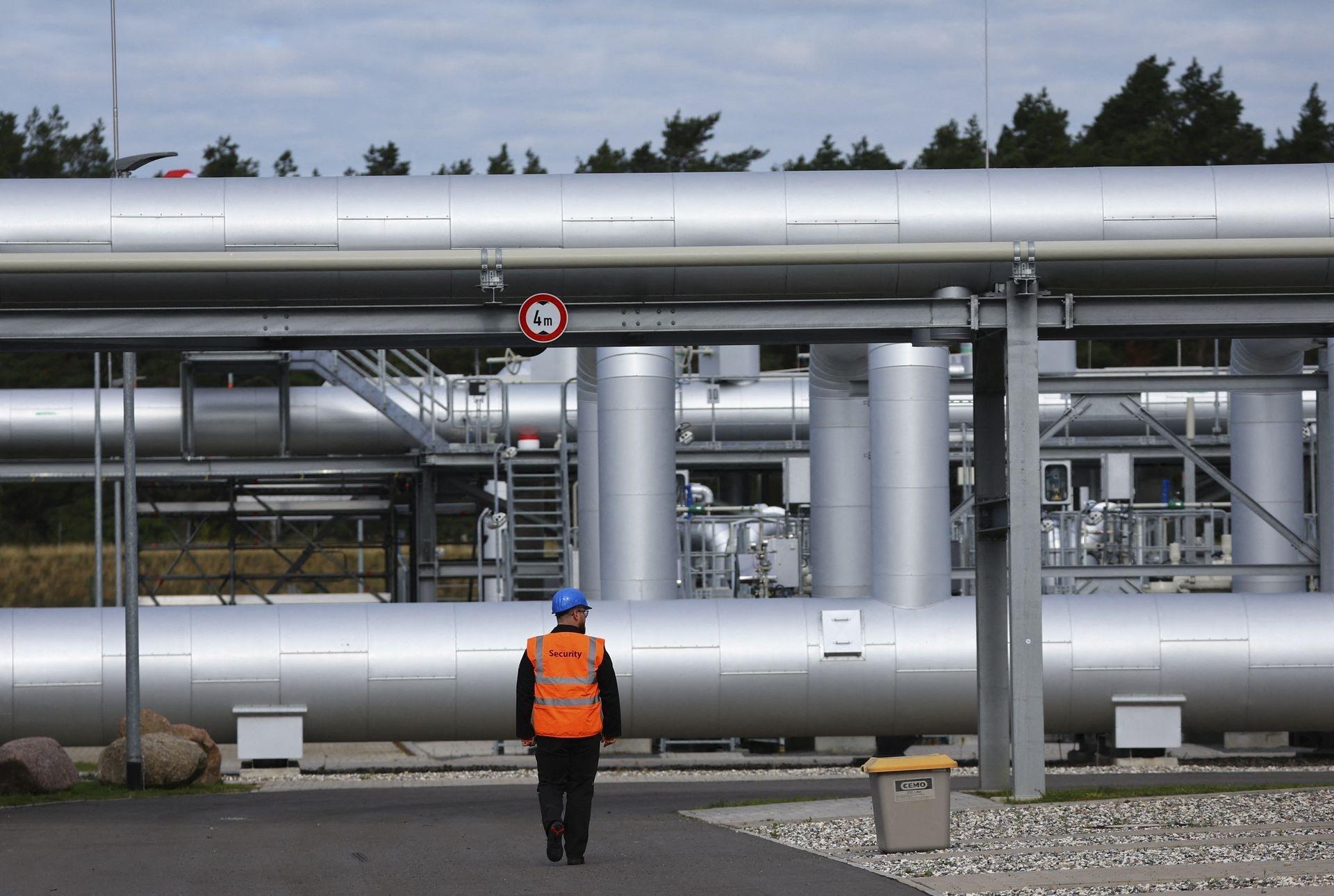 Nhân viên an ninh tại một cơ sở thuộc đường ống Nord Stream 2 tại Lubmin, Đức. Ảnh: Reuters