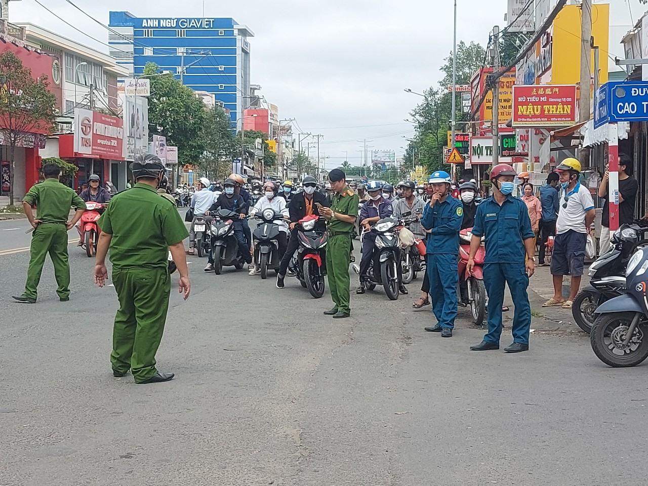 Lực lượng cảnh sát PCCC đã có mặt tại hiện trường, triển khai các phương án chữa cháy. Bên cạnh đó, Lực lượng công an có mặt hiện trường điều tiết giao thông trên đường Mậu Thân. Ảnh: Tuấn Quang.