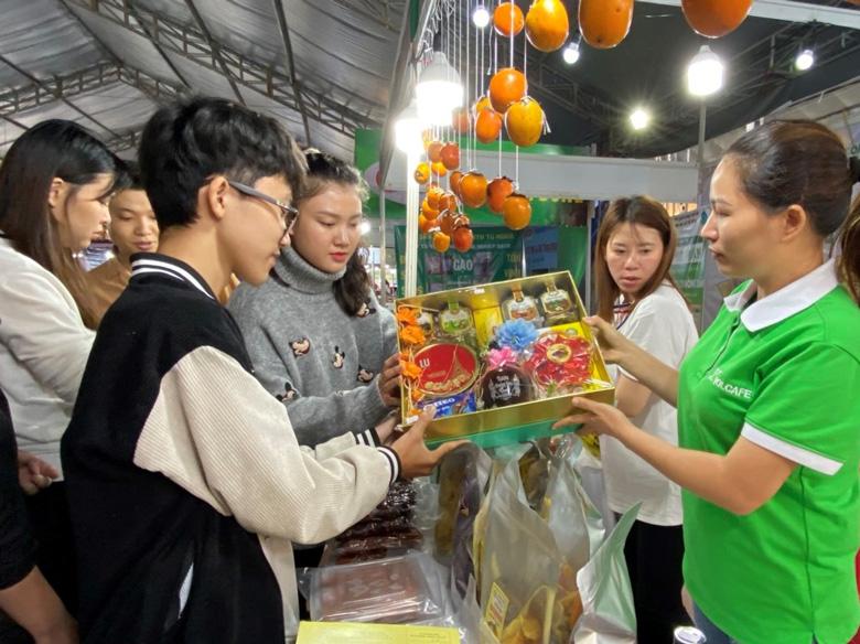 Khách hàng chọn mua sản phẩm của hơn 15 HTX trong một gói hàng tại hội chợ thương mại Festival Hoa Đà Lạt 2022