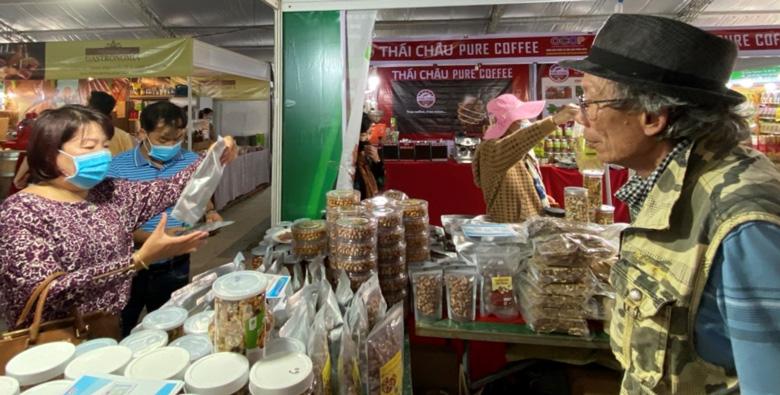 Các dòng sản phẩm hạt điều OCOP 4 sao thương hiệu Lê Gia thu hút khách hàng tại Hội chợ thương mại Festival Hoa Đà Lạt năm 2022