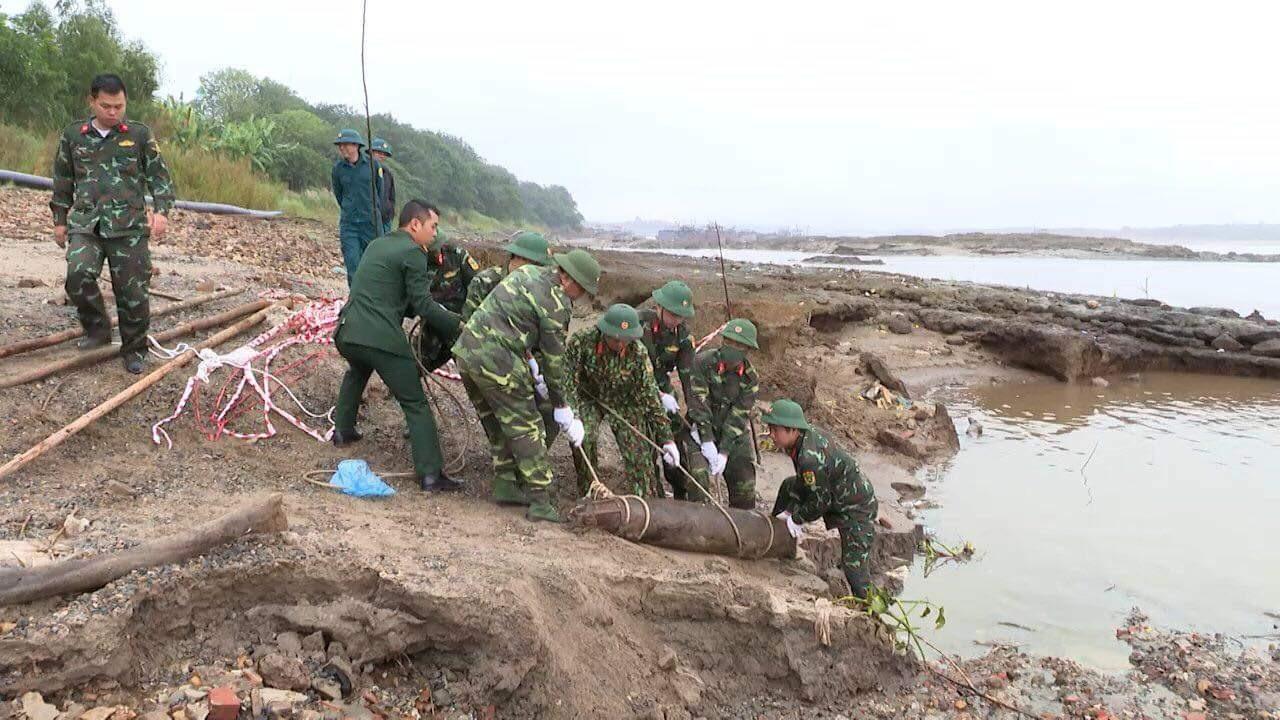 Đi bắt cá ở sông Hồng, phát hiện quả bom hơn 100kg