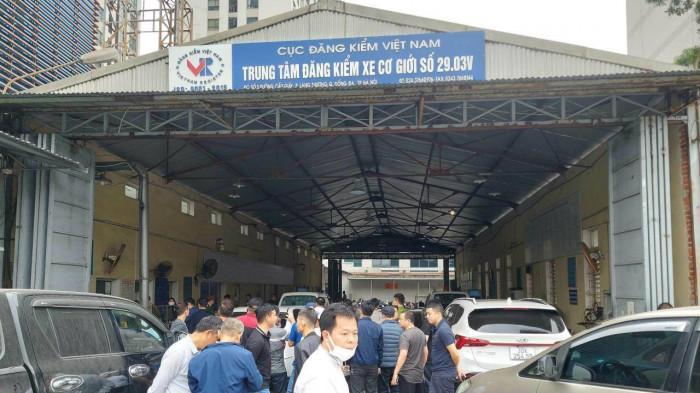 Hà Nội chỉ còn 7 trung tâm đăng kiểm hoạt động, nhiều người nghỉ hưu quay trở lại làm việc - Ảnh 3.