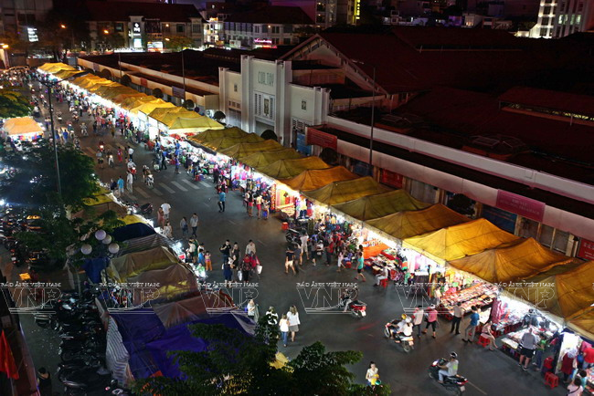 Chợ đêm Bến Thành hiện là điểm du lịch thu hút rất đông du khách trong và ngoài nước. Ảnh: vietnam.vnanet.vn