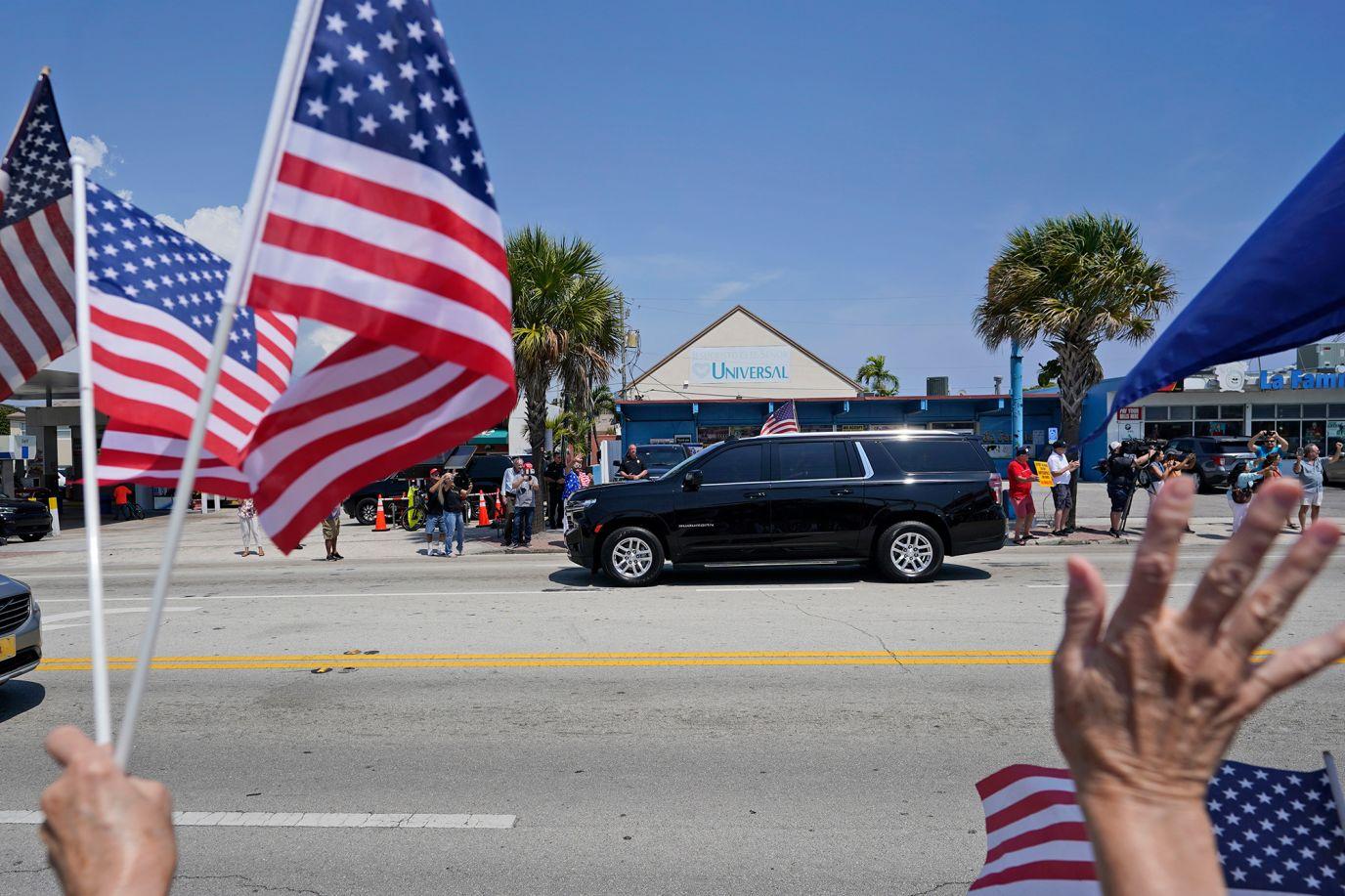 Những người ủng hộ ông Trump vẫy tay khi đoàn xe của ông đi qua ở West Palm Beach, Florida vào ngày 3/4. Ảnh: /AP