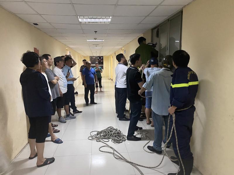 ha noi giai cuu hoc sinh lop 8 gap nguy hiem o tang 20 chung cu
