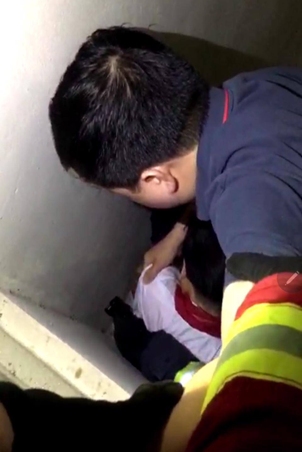ha noi giai cuu hoc sinh lop 8 gap nguy hiem o tang 20 chung cu2