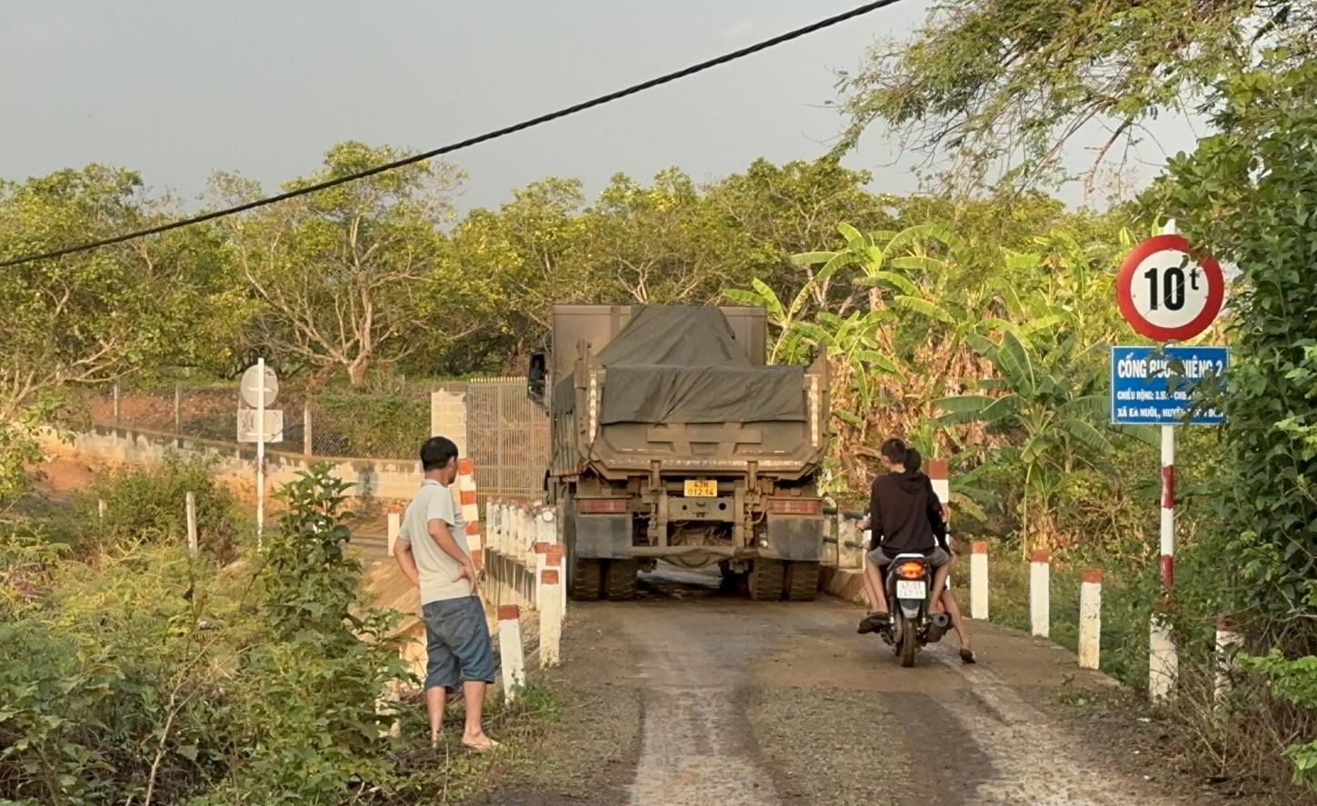 Dân sinh - Huyện phản hồi vụ cầu dân sinh 10 tấn oằn mình