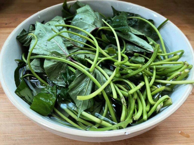 Ăn củ đã ngon, lá không ngờ lại tốt như 'thần dược', bán rẻ đầy chợ, hóa ra lại là loại cây này - Ảnh 1.