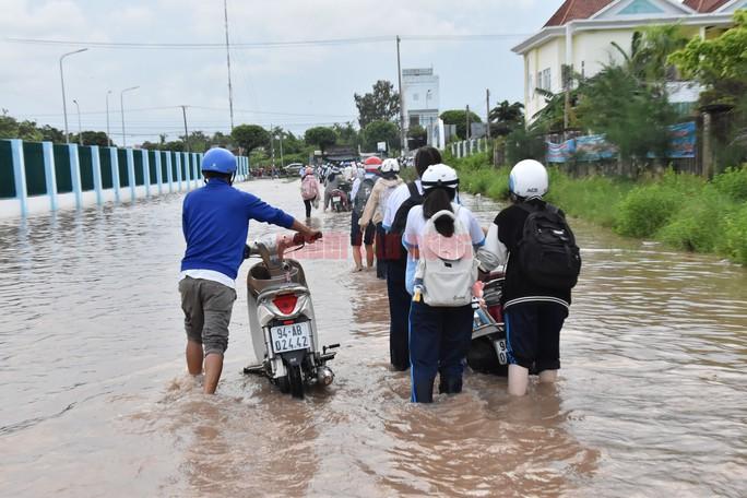 3 địa phương ở miền Tây bị triều cường bủa vây - Ảnh 17.