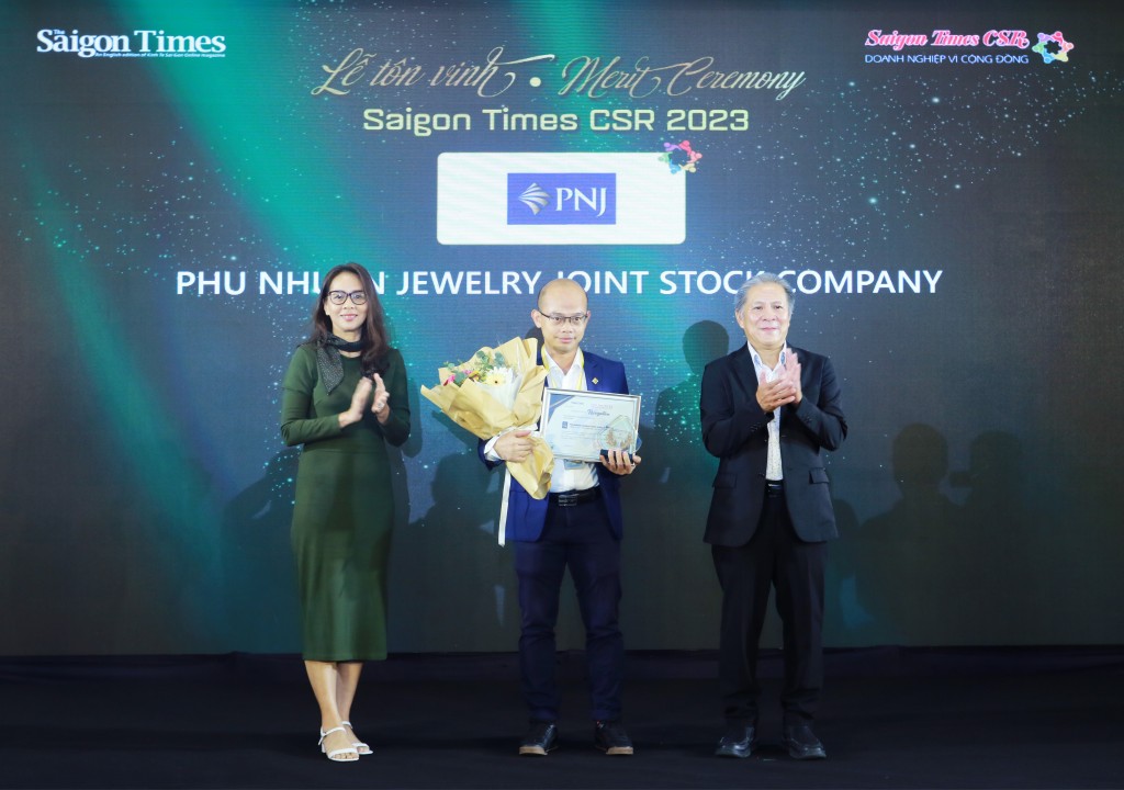 Đại diện PNJ tại Lễ vinh danh Doanh nghiệp vì cộng đồng - “Saigon Times CSR 2023” (Ảnh Bích Tuyền)