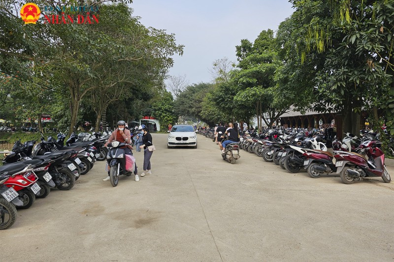 Kinh doanh rầm rộ ở bãi đá sông Hồng, ngang nhiên thu tiền vào cổng với giá chát nhưng không có vé