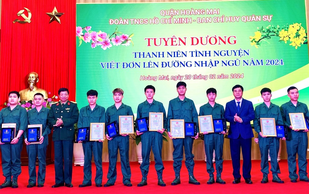 trao giấy chứng nhận