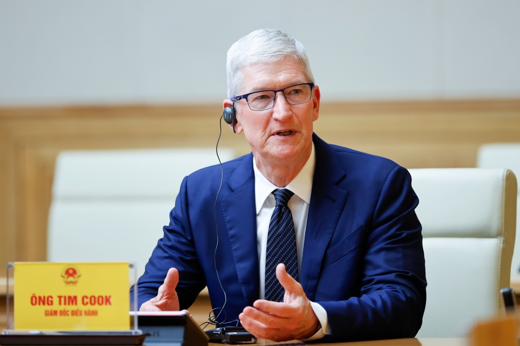 Ông Tim Cook kiến nghị một số nội dung hợp tác với Việt Nam trong lĩnh vực năng lượng sạch, chuyển đổi số, đào tạo nguồn nhân lực - Ảnh: VGP/Nhật Bắc