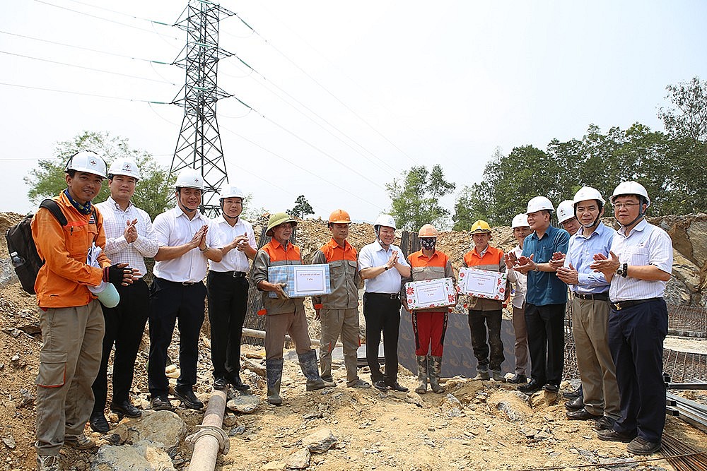 Đường dây 500kV mạch 3 hoàn thành đúc móng gần 65%