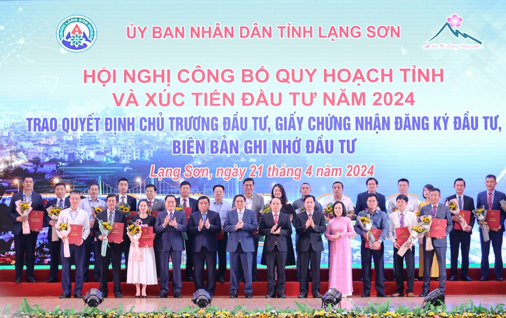 Thủ tướng và lãnh đạo các bộ, ngành, địa phương cùng các nhà đầu tư được trao Quyết định chủ trương đầu tư, Giấy chứng nhận đăng ký đầu tư - Ảnh: VGP/Nhật Bắc