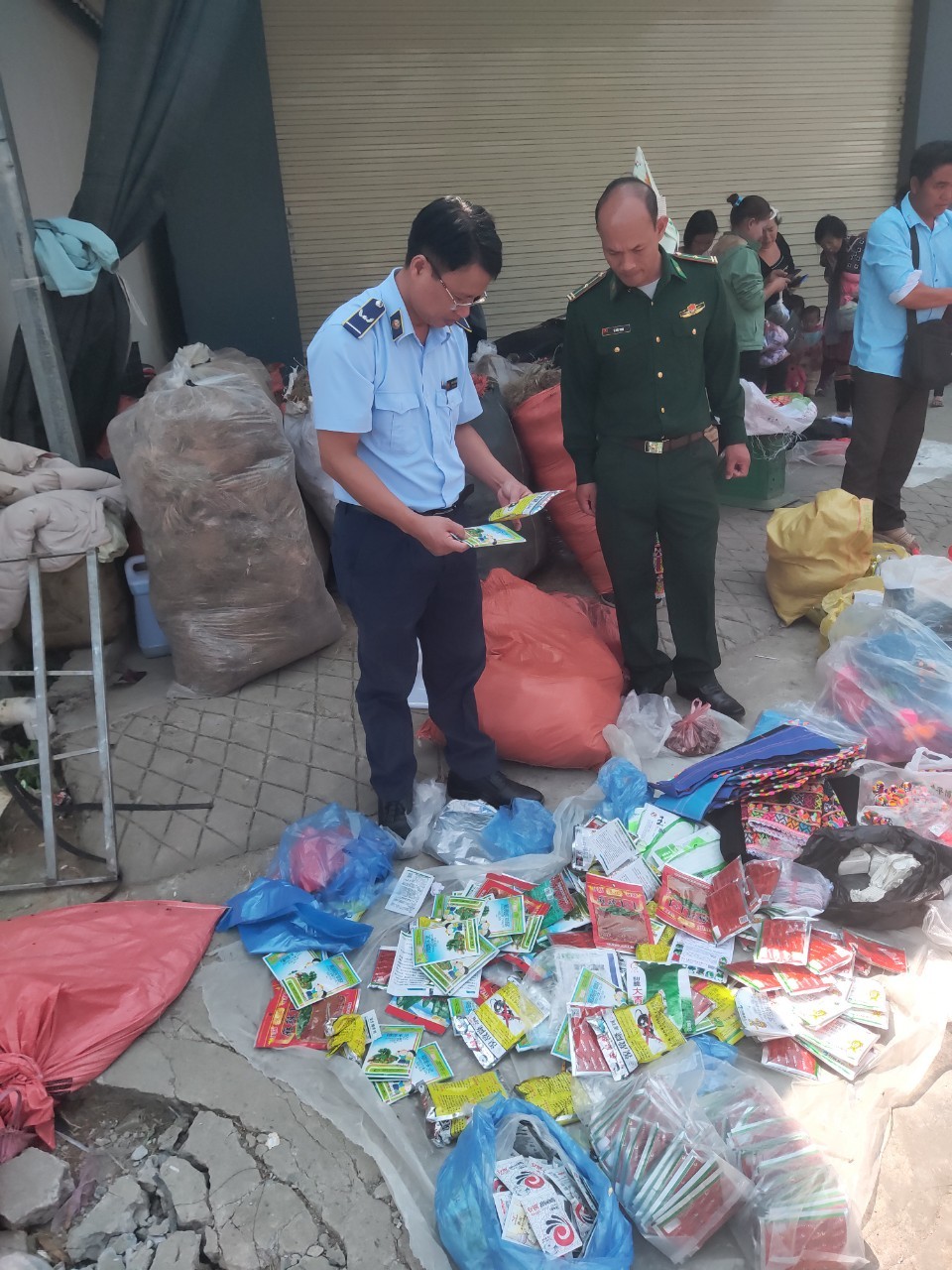 Lai Châu: 8 hộ kinh doanh ký cam kết không buôn bán thuốc bảo vệ thực vật nhập lậu