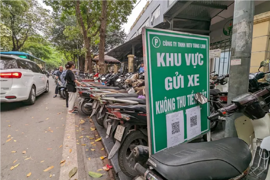 Các đơn vị trông giữ xe máy trên phố Phủ Doãn (Hoàn Kiếm, Hà Nội) đồng loạt triển khai thí điểm thu phí thanh toán trông giữ xe không tiền mặt