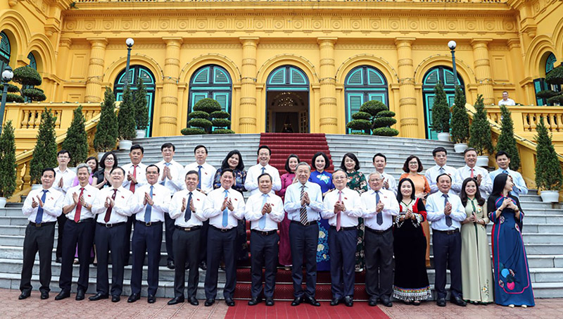 Đồng chí Đại tướng Tô Lâm, Chủ tịch nước chụp ảnh lưu niệm cùng các ĐBQH tại buổi gặp mặt