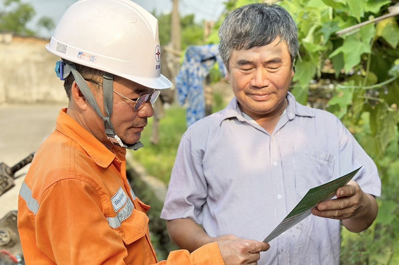 Ngành điện Hà Tĩnh tăng cường phát tờ rơi, khuyến cáo khách hàng các biện pháp sử dụng điện tiết kiệm, an toàn. Ảnh Báo Hà Tĩnh