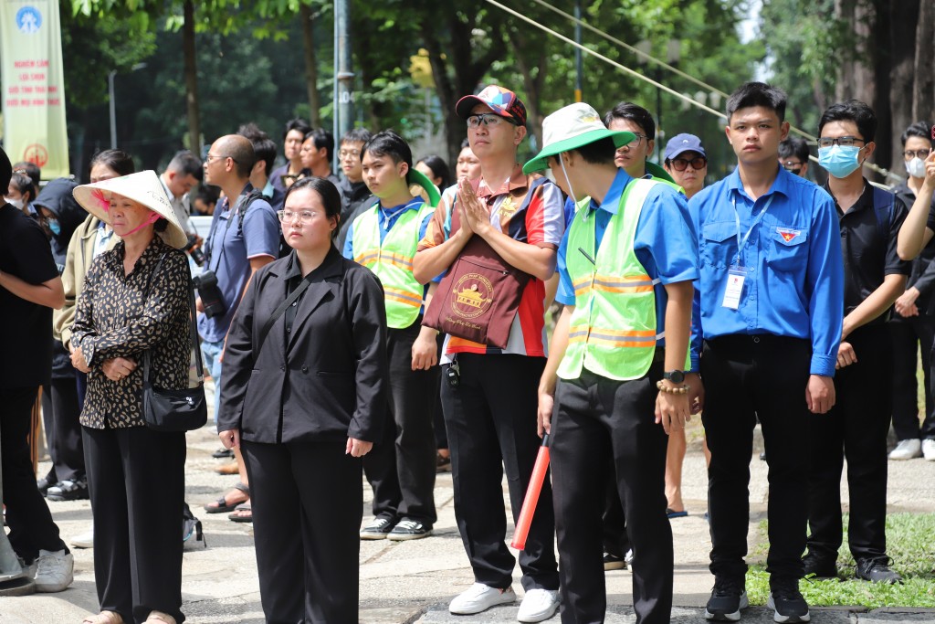 Người dân TP HCM bật khóc chứng kiến phút Truy điệu Tổng Bí thư