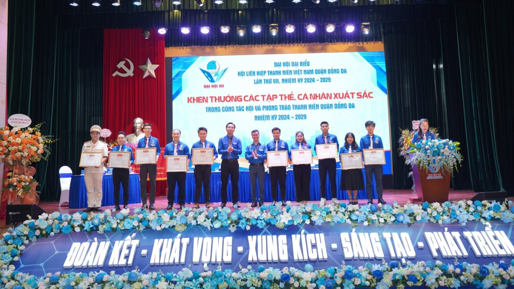 Các tập thể, cá nhân xuất sắc được khen thưởng