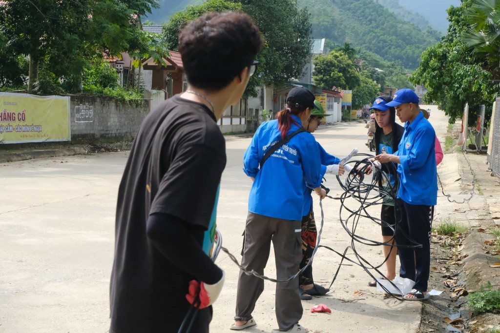 Thanh niên ngày nay ra sức học tập, rèn luyện bản thân, giúp ích cho cộng đồng