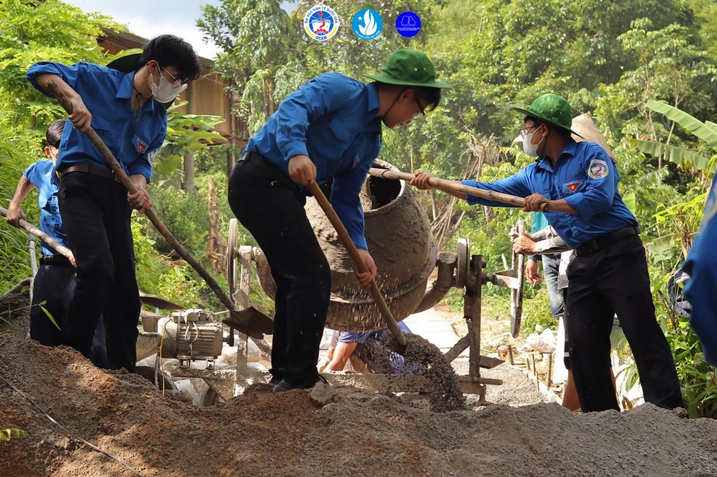 Hỗ trợ người dân thu hoạch ngô, đổ bê tông đường xã Tân Thành, huyện Bắc Sơn, tỉnh Lạng Sơn. xã