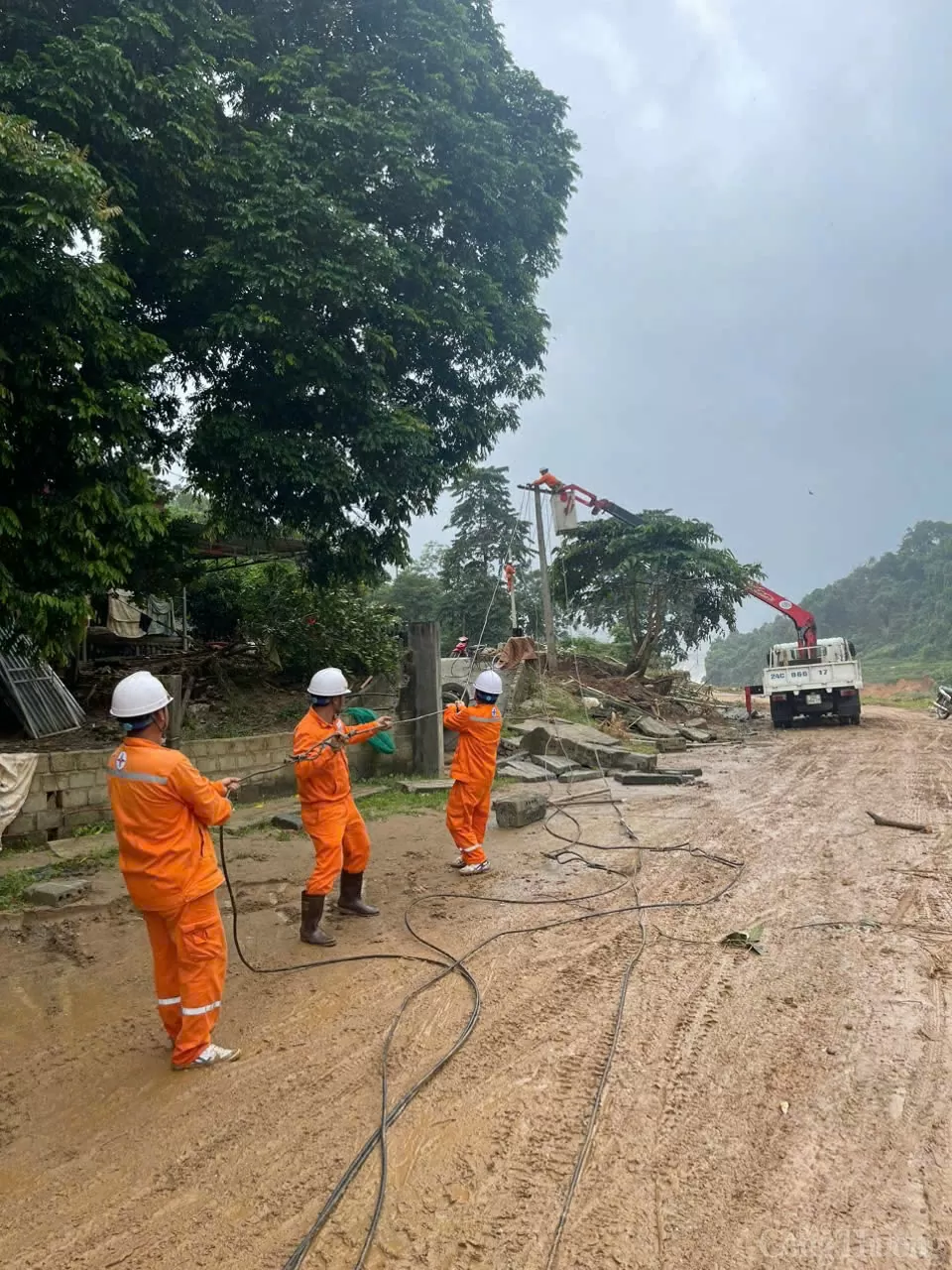 Công ty Điện lực Lào Cai vượt lên trong bão lũ, nỗ lực cấp điện trở lại