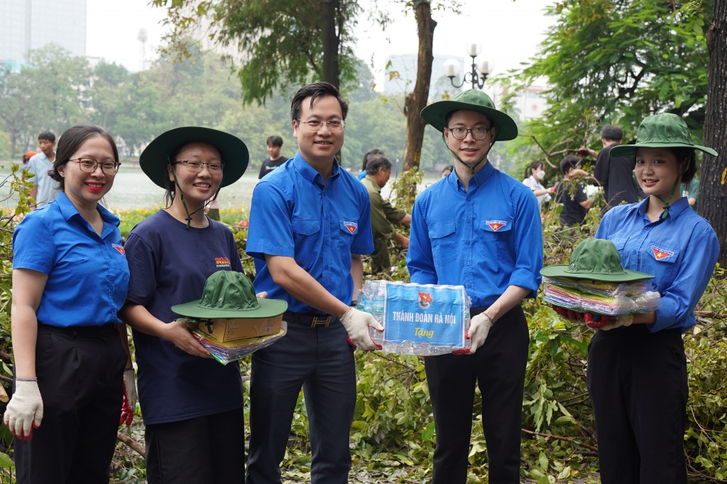 Hơn 350 lượt tình nguyện viên ra quân dọn dẹp phố phường Thủ đô